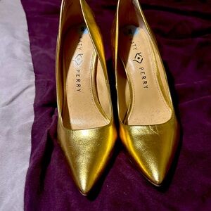 Beautiful Katy Perry Gold dress pumps